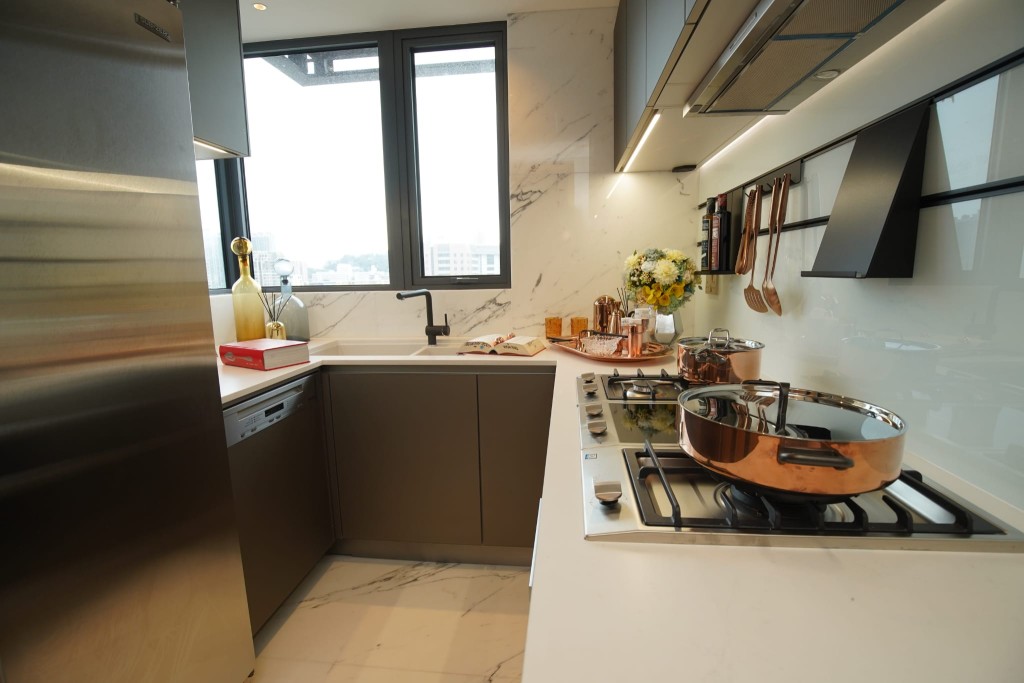 厨房设有多组厨柜组合，储物空间充足。