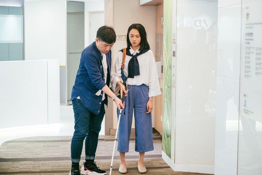 導演葉念琛協助湯怡入戲。