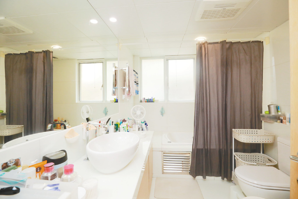■浴室以白色設計，基本潔具齊全。
