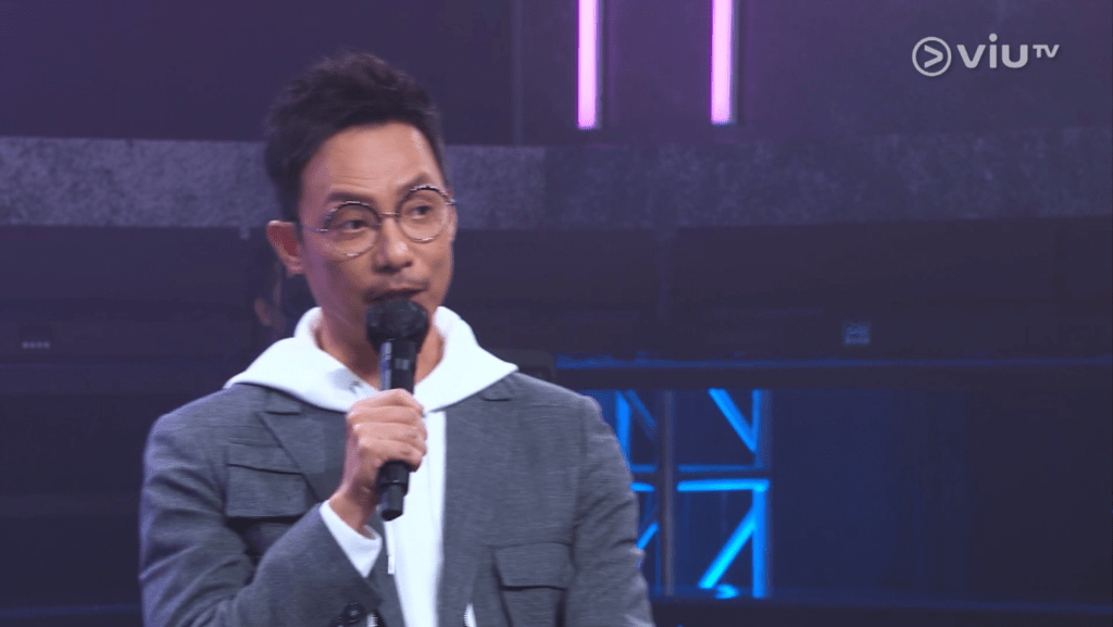 主持強尼幫口解說B組的表演。