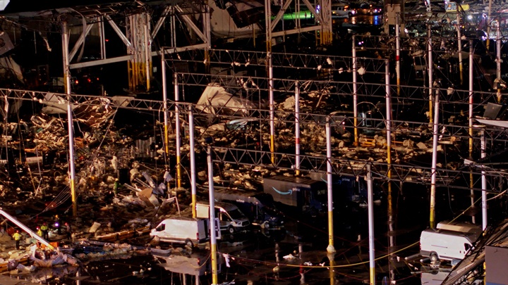 亞馬遜的倉庫被龍捲風摧毀。路透社圖片