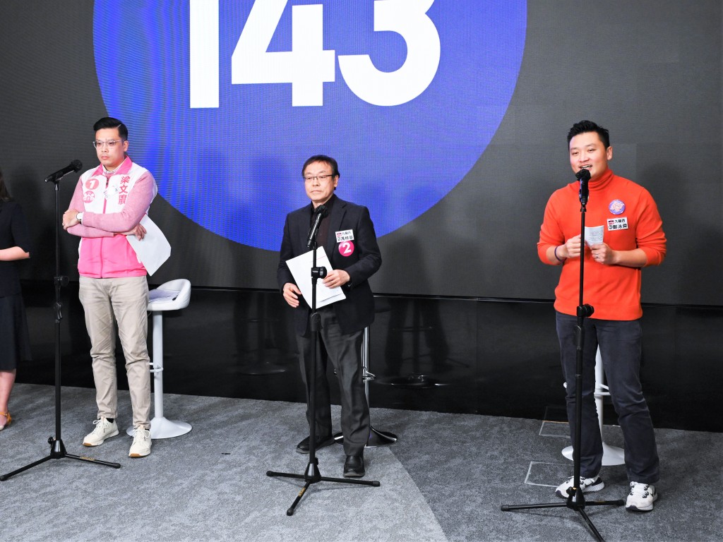 九龙西候选人(左起)梁文广、冯检基及郑泳舜出席论坛。