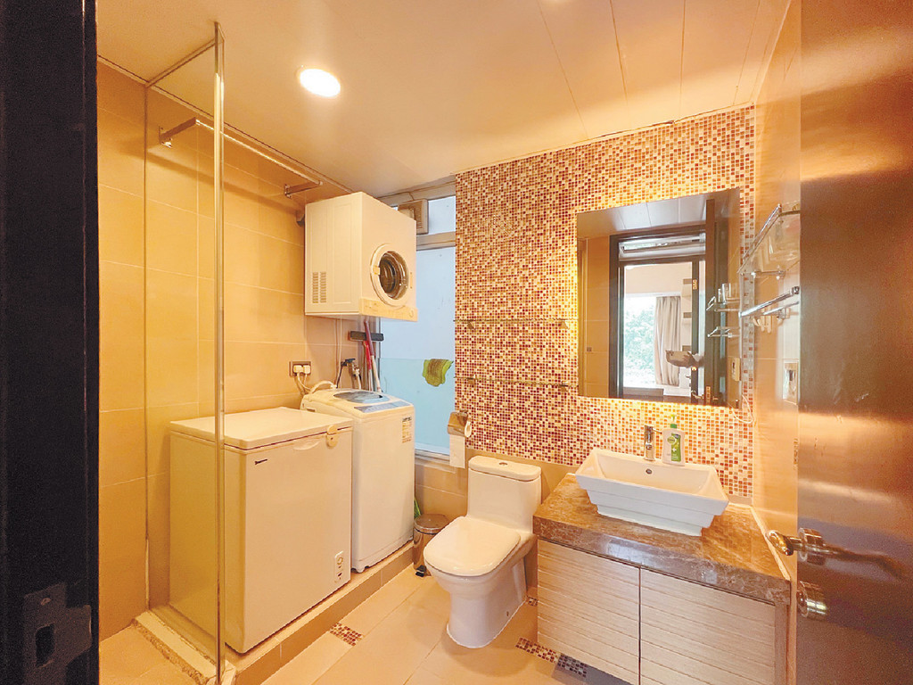 ■浴室已有獨立淋浴間，裝潢亦簇新。