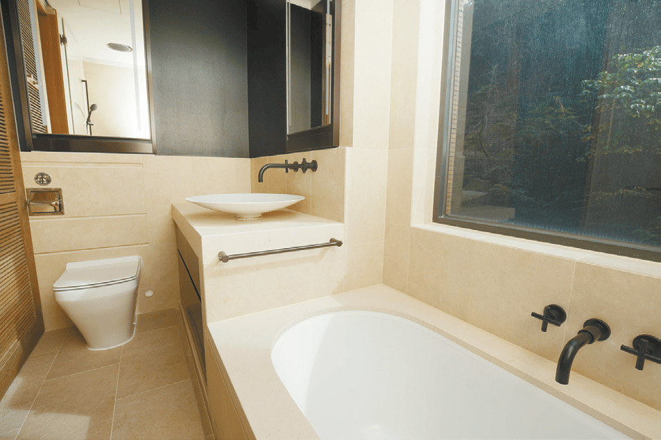 浴室置有浴缸，适合喜欢浸浴的住户。