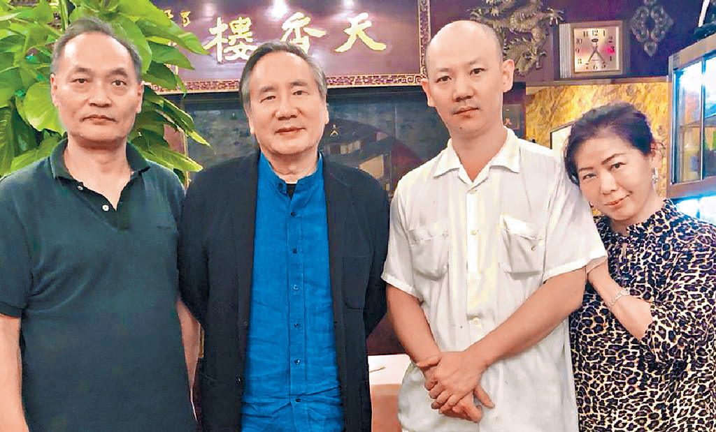 ■跟陸毅（左一）趙培華兩位大廚及老闆韓小姐合照