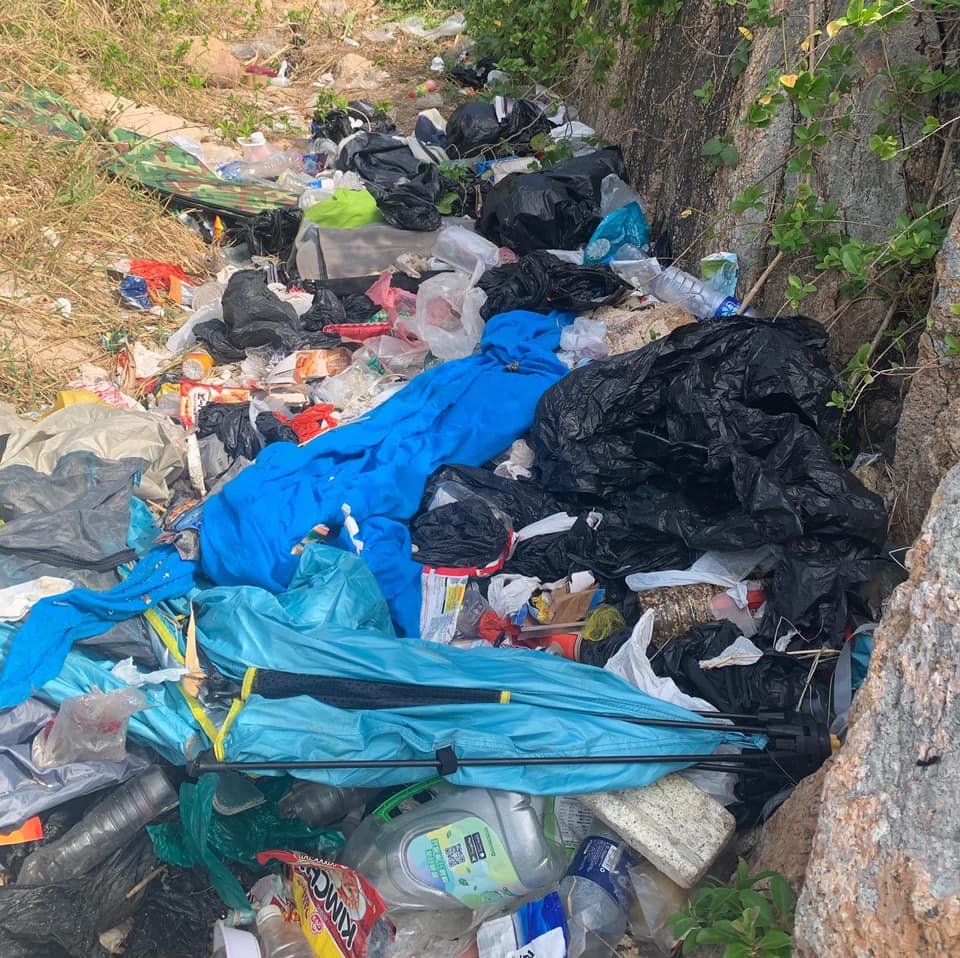 大量露營垃圾被亂棄沙灘，包括食物殘渣及包裝、酒瓶等。FB圖片