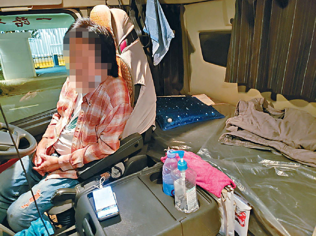 ﻿以車為家■阿昌在香港沒有住所，只能在駕駛艙後擺小牀睡覺。