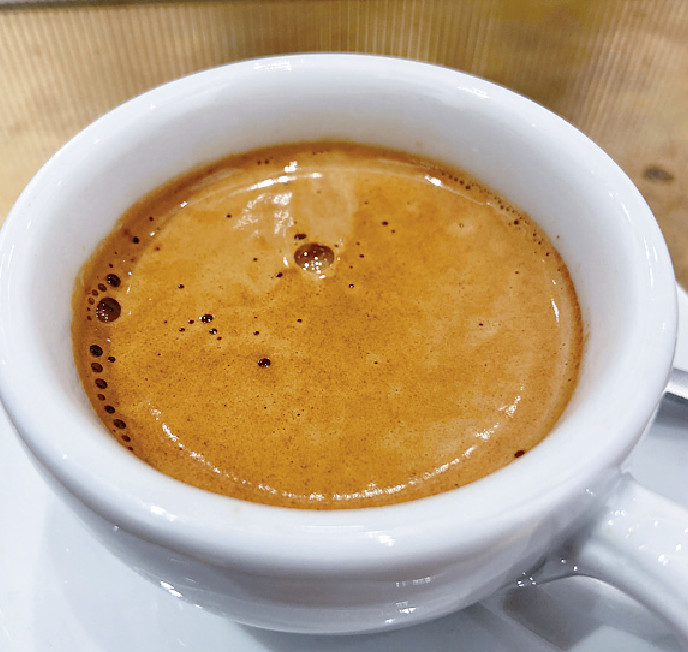 Espresso特色的黃金泡沫。