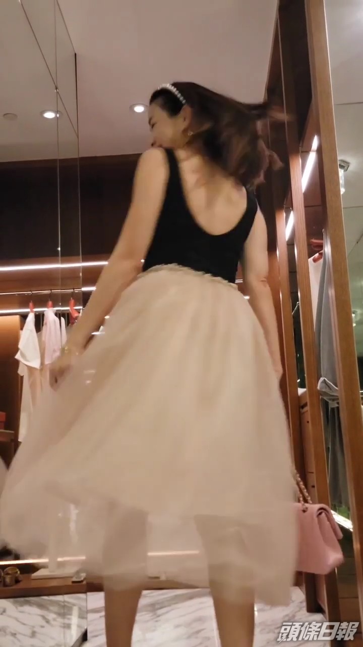 件衫仲係露背。