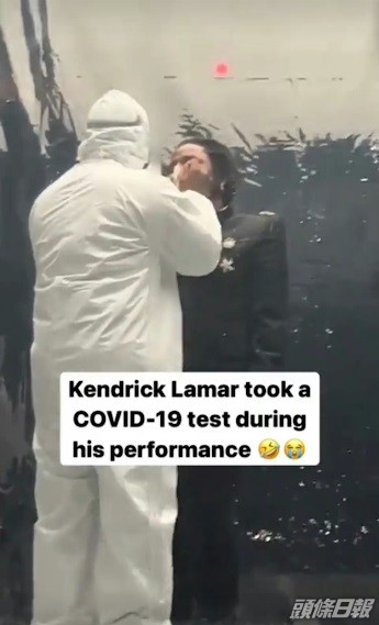 Kendrick在演唱會上，做出類似接受新冠檢測的表演而被指辱華。