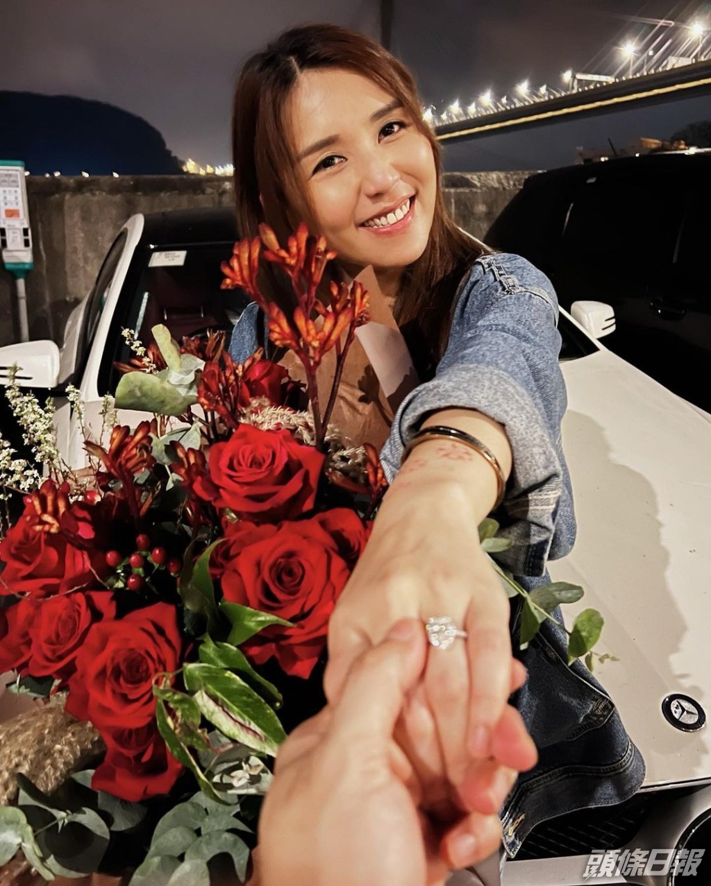 嘉樂早前他向拍拖5年圈外攝影師女友江惠賢求婚成功，