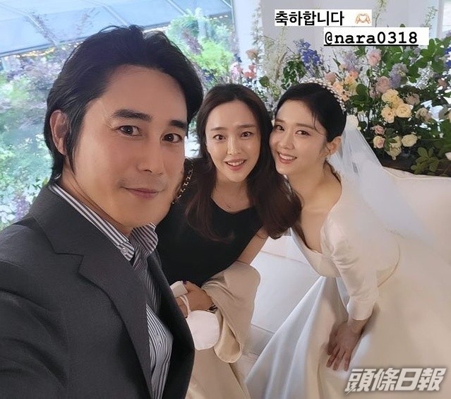 男星鄭泰宇帶同妻子出席婚禮，與張娜拉開心合照。