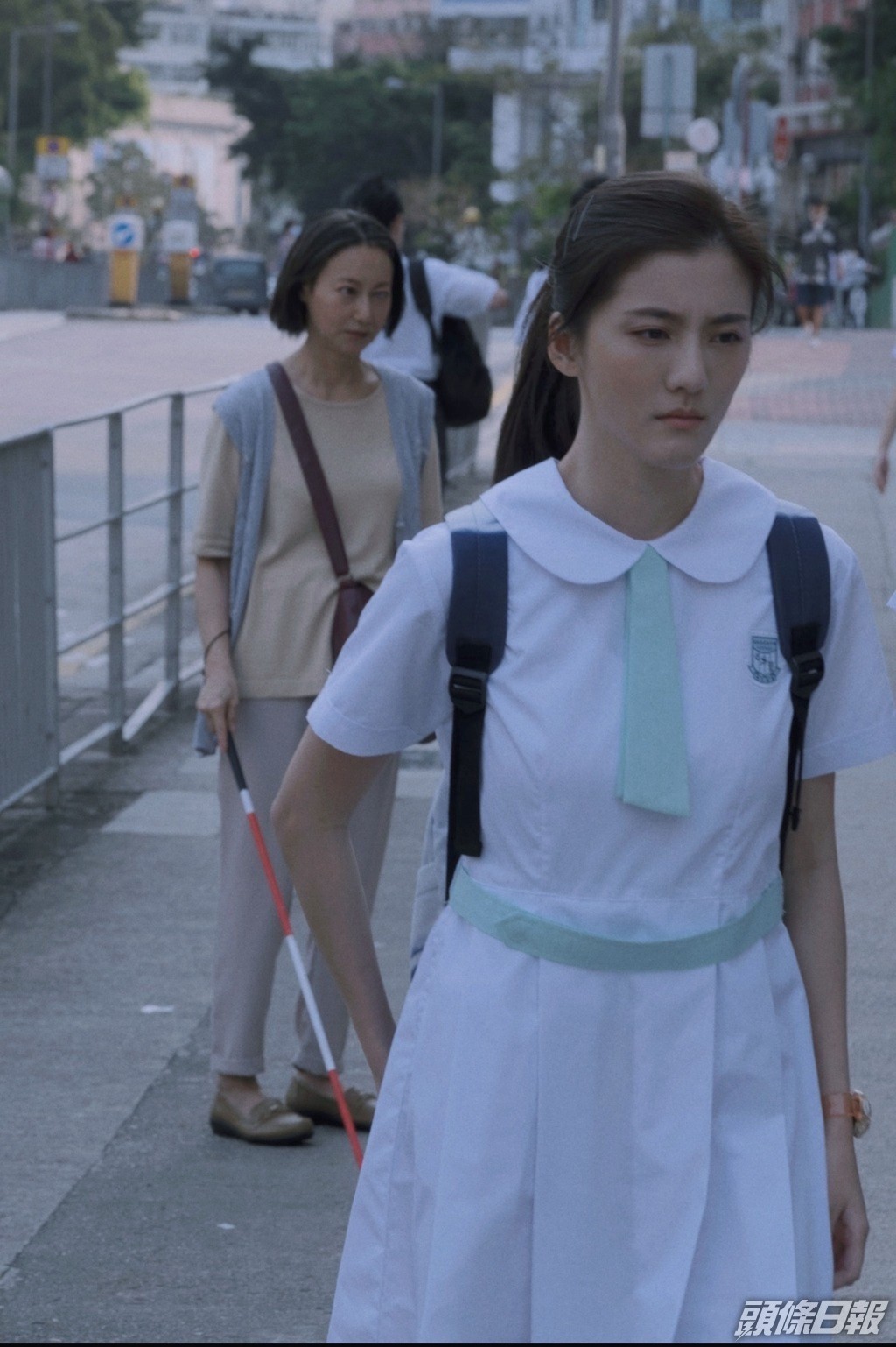 拍攝時26歲的千語着起校服冇違和感,戲中跟紅姐有不少感情戲。