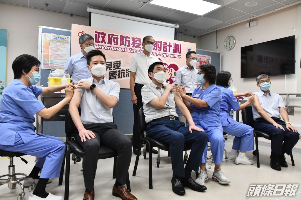 范鴻齡(左3)及徐樂堅(左2)接種流感疫苗。