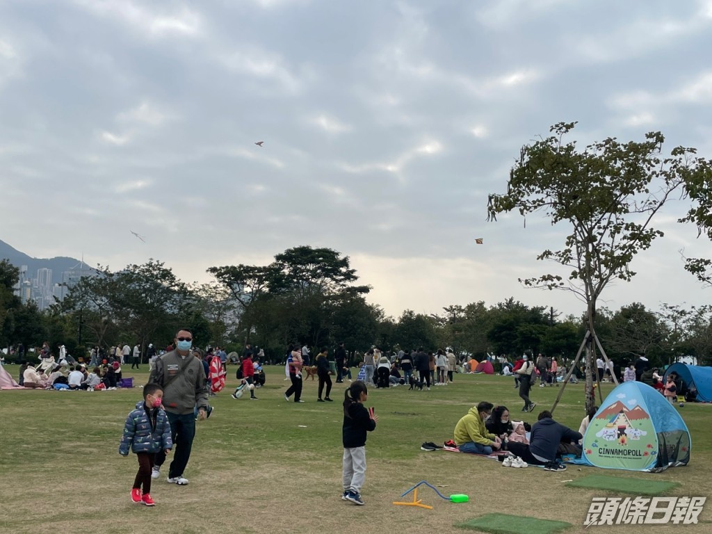 不少家庭趁農曆新年假期最後一天到西九文化區草坪聚會。謝宗英攝
