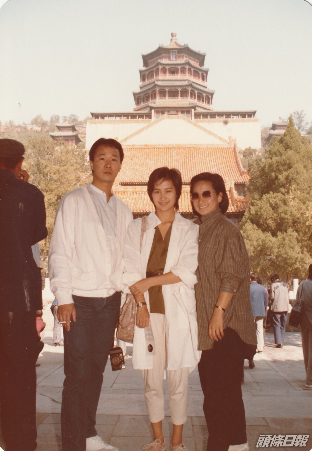 1986年何超瓊（中）初次踏足北京，參觀了天安門、頤和園、天壇及長城。