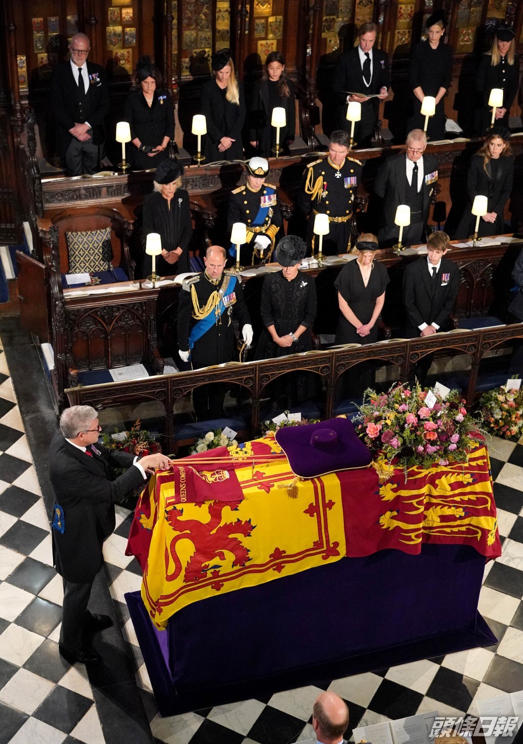 斷成兩截的白杖放置在女皇棺木上，隨著女皇的棺木緩緩下降至聖喬治教堂的皇家墓穴。路透
