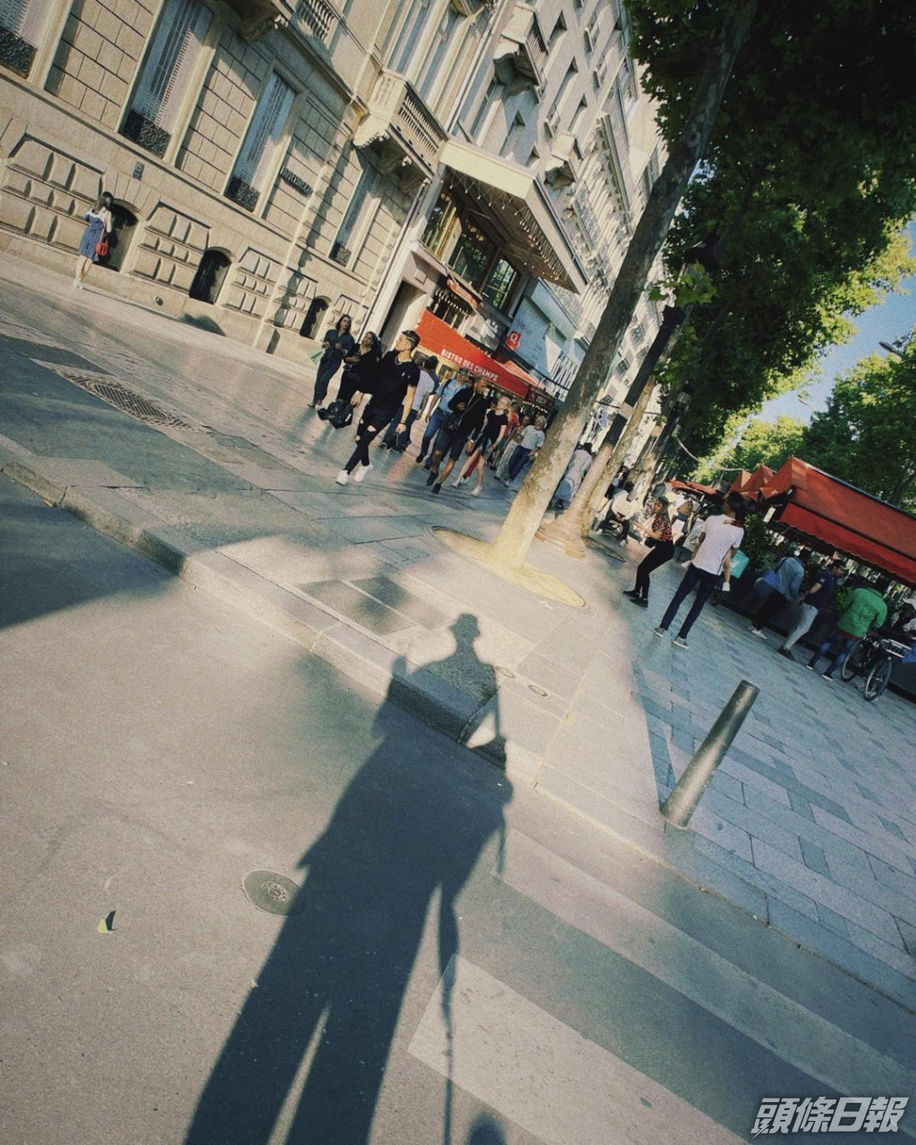 巴黎街頭拍下自己的倒影。