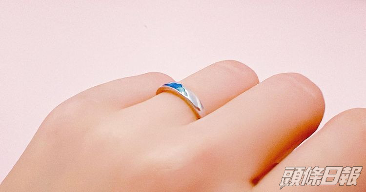 昨日Vivian貼出戒指相，網民即推測她宣佈結婚。