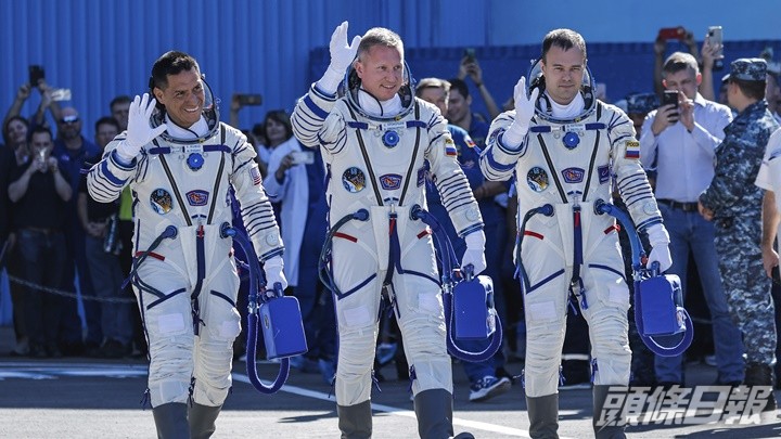 今次升空任務團隊由美國太空人魯比奧(左)及兩名俄國太空人組成。AP圖片