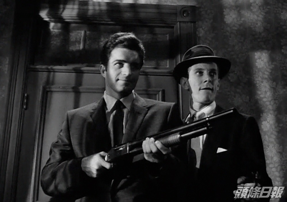 Joe（右）於1956年電影《火拼黑地獄》中，與名導史丹利寇比力克首度合作。