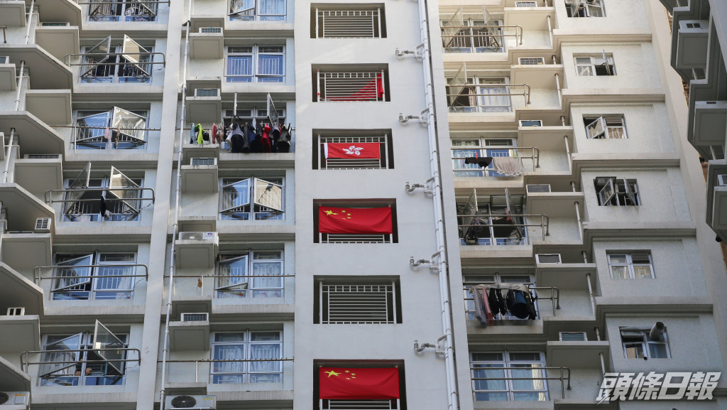 牛頭角上邨常富樓有國旗及區旗懷疑被偷走。