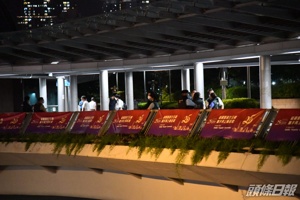 大批警員在西九龍站附近駐守。