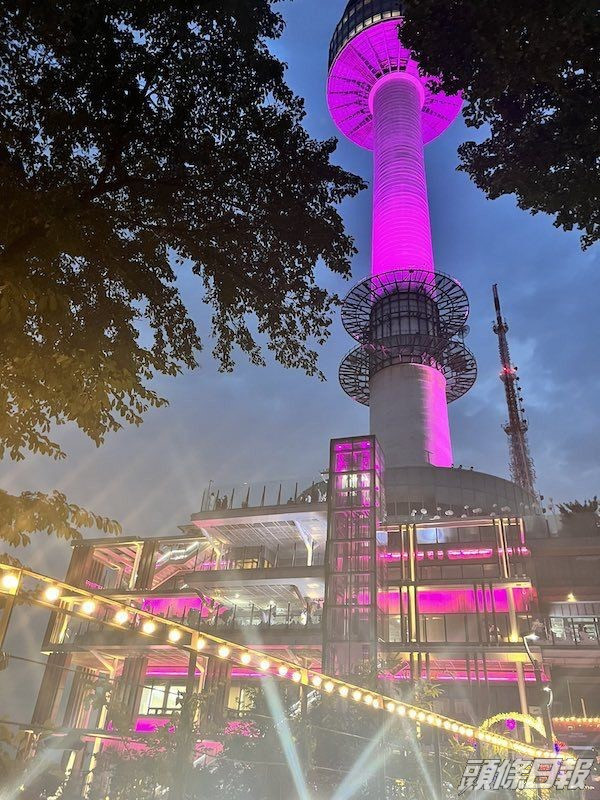 首爾南山塔整棟建築物都打上粉紅色燈光。