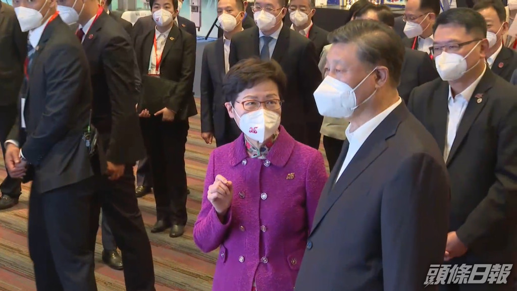 習近平在行政長官林鄭月娥陪同下，視察香港科學園。政府新聞處截圖