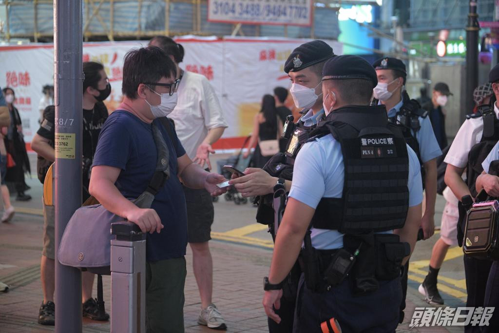 軍裝警員在銅鑼灣一帶駐守並截查市民。