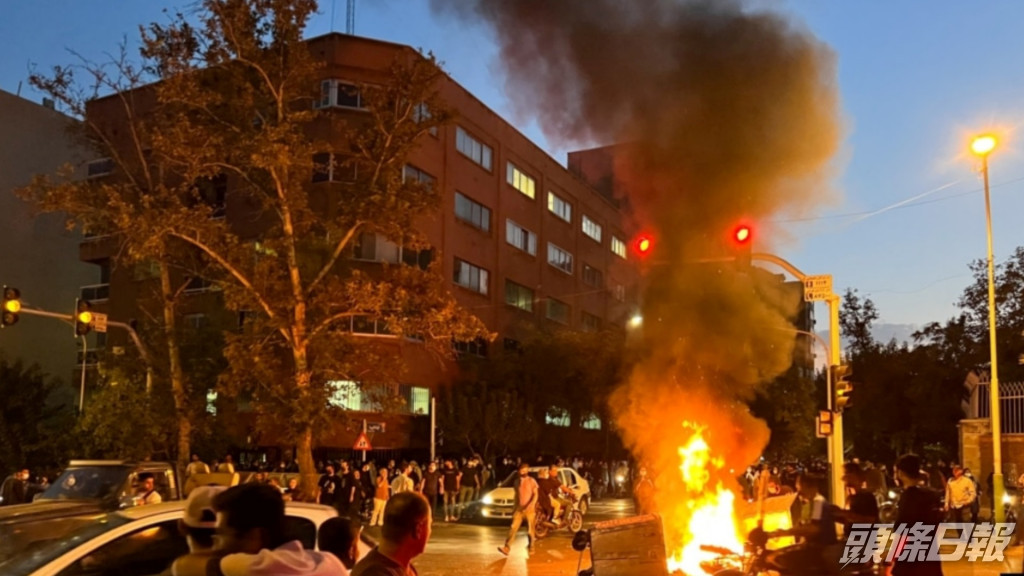 示威者焚坄一輛警察電車。REUTERS