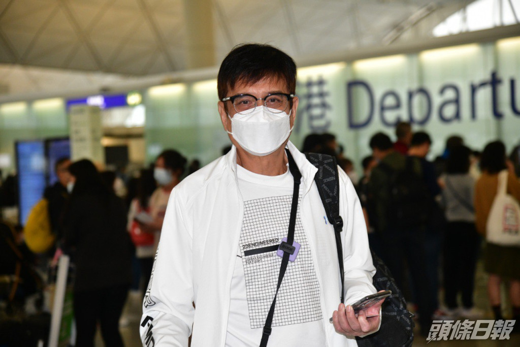 黃栢文今日現身機場，出發到泰國送別母親嘉玲。​