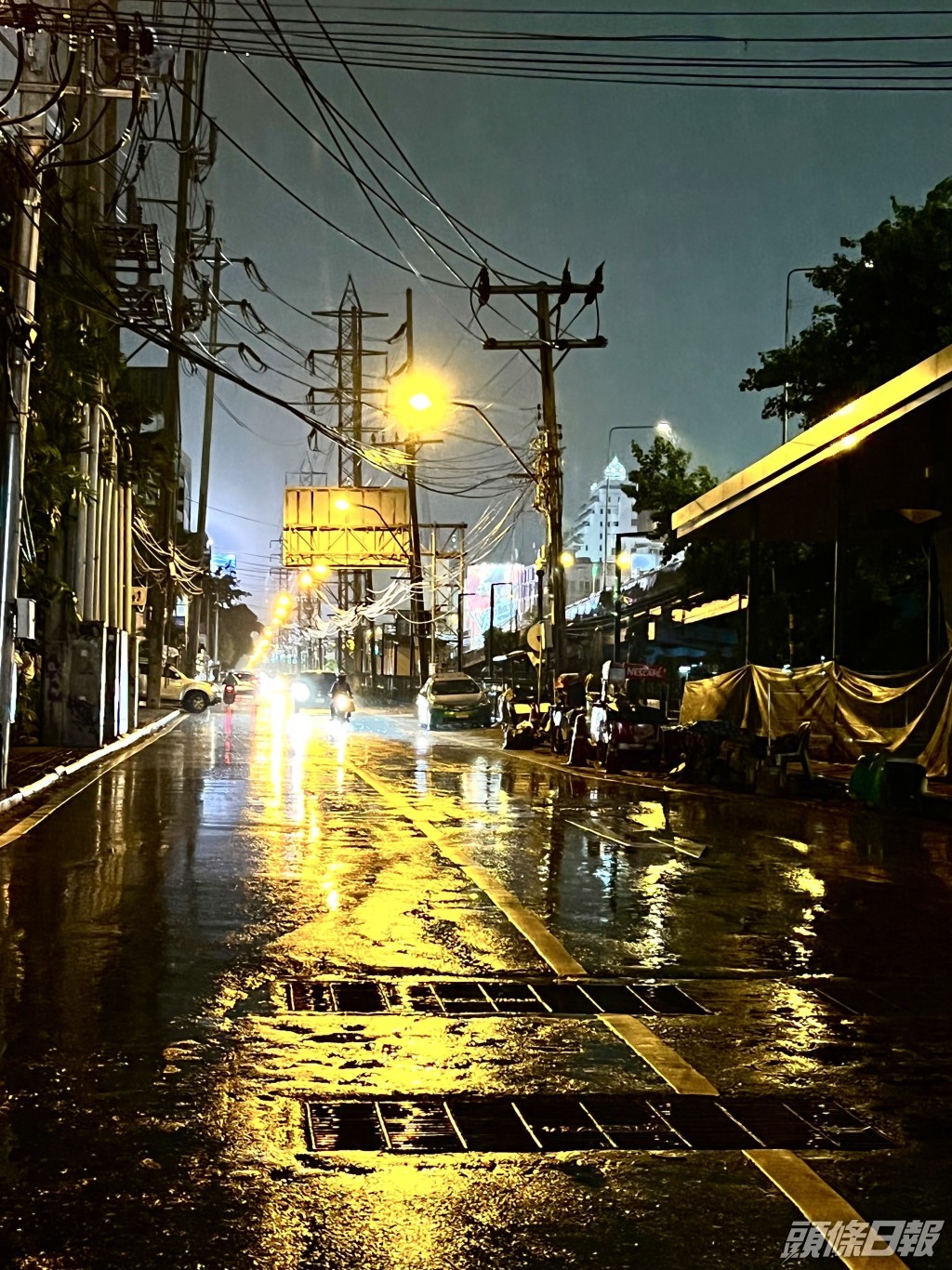 深夜雨中行,邊行邊影吓相。