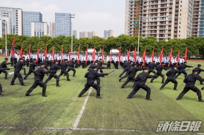 西九龍、羅湖邊檢站先後進行防暴陣型和警棍盾牌操匯報演練。