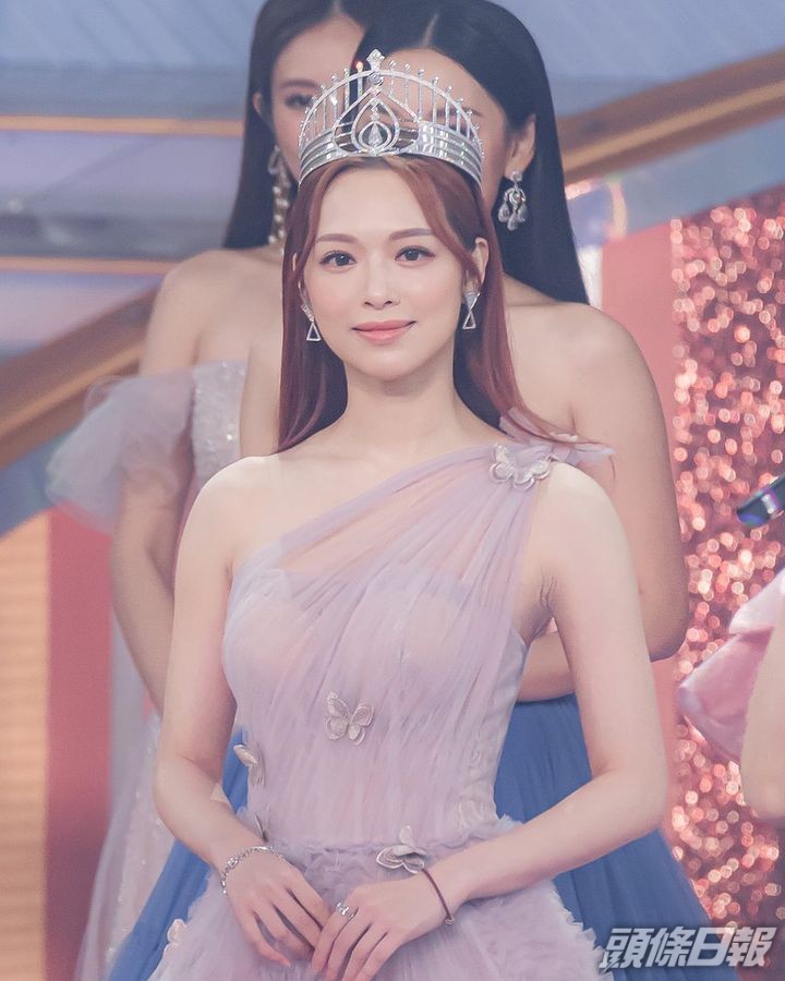 《2016年度香港小姐競選》冠軍馮盈盈美貌遺傳自靚媽。