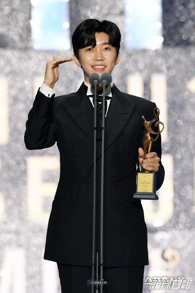 林英雄在首爾歌謠大賞上奪得4個獎項成大贏家。