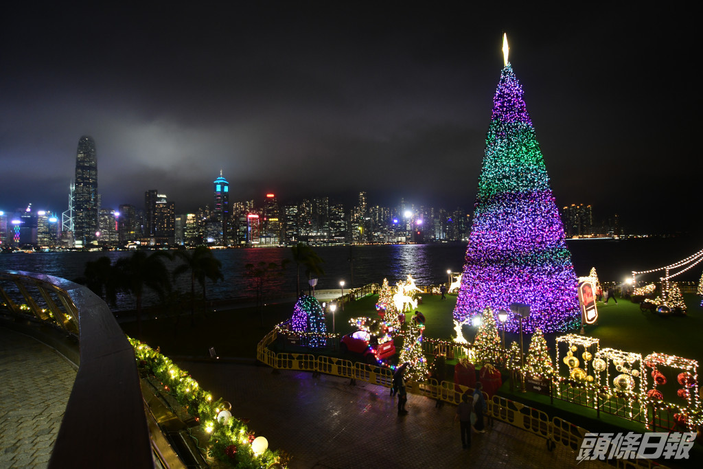 「香港繽紛冬日巡禮」的海岸歐陸聖誕小鎮設於西九文化區藝術公園。伍明輝攝