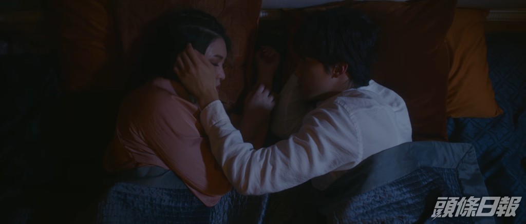 還有床上戲.....兩人齋睡在床上而已。
