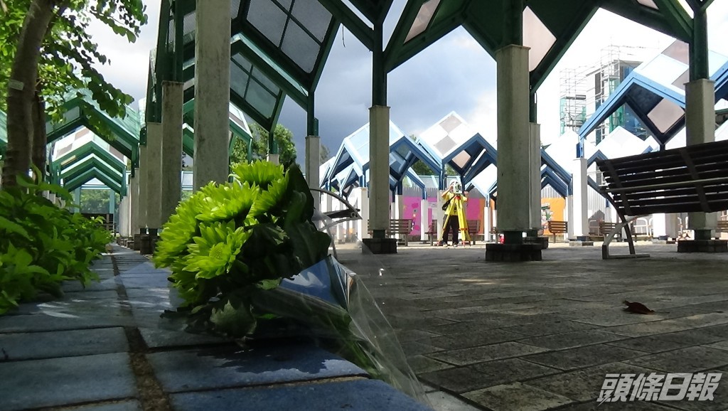 太古城鰂魚涌公園爭產開槍殺人案發生後，有市民到現場獻上鮮花。資料圖片