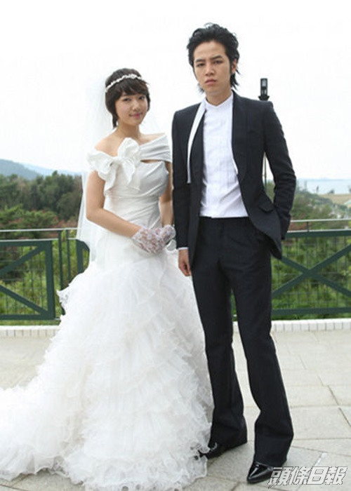朴信惠與張根碩演出大熱劇集《原來是美男》，有短髮婚紗look。