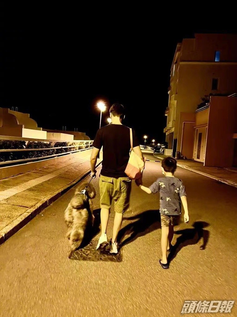陳偉霆返港期間，還會帶愛犬在家附近散步。