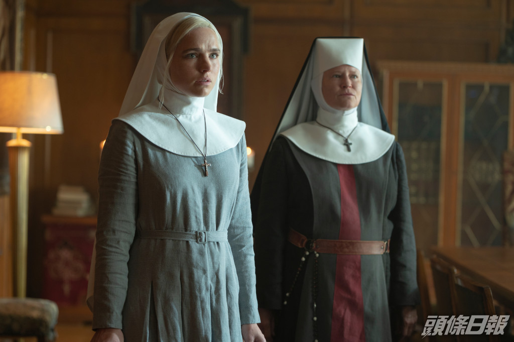 左邊就係首位驅魔修女安妮。
