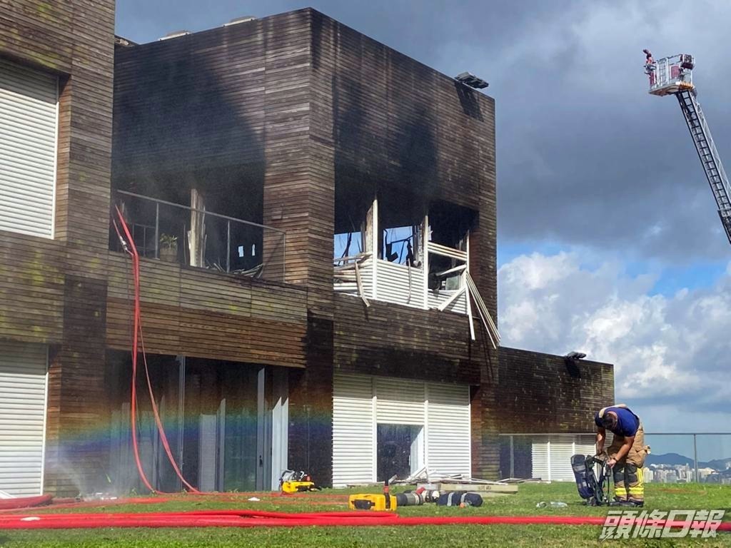 飛鵝山安達臣道女星林青霞豪宅發生三級火，消防員灌救八小時將火撲熄，全屋嚴重燒毀。