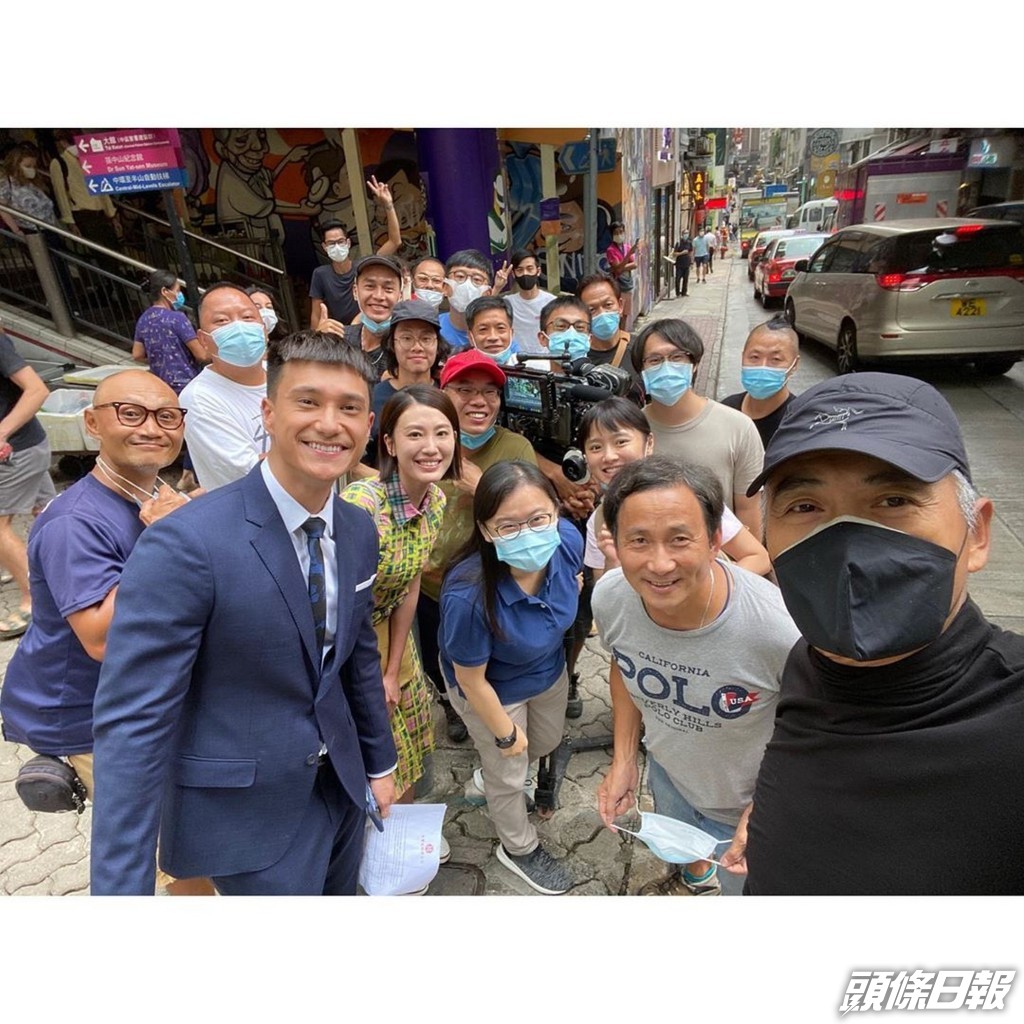發哥曾跑步時遇到TVB劇集拍外景,他跟眾人合照留念。