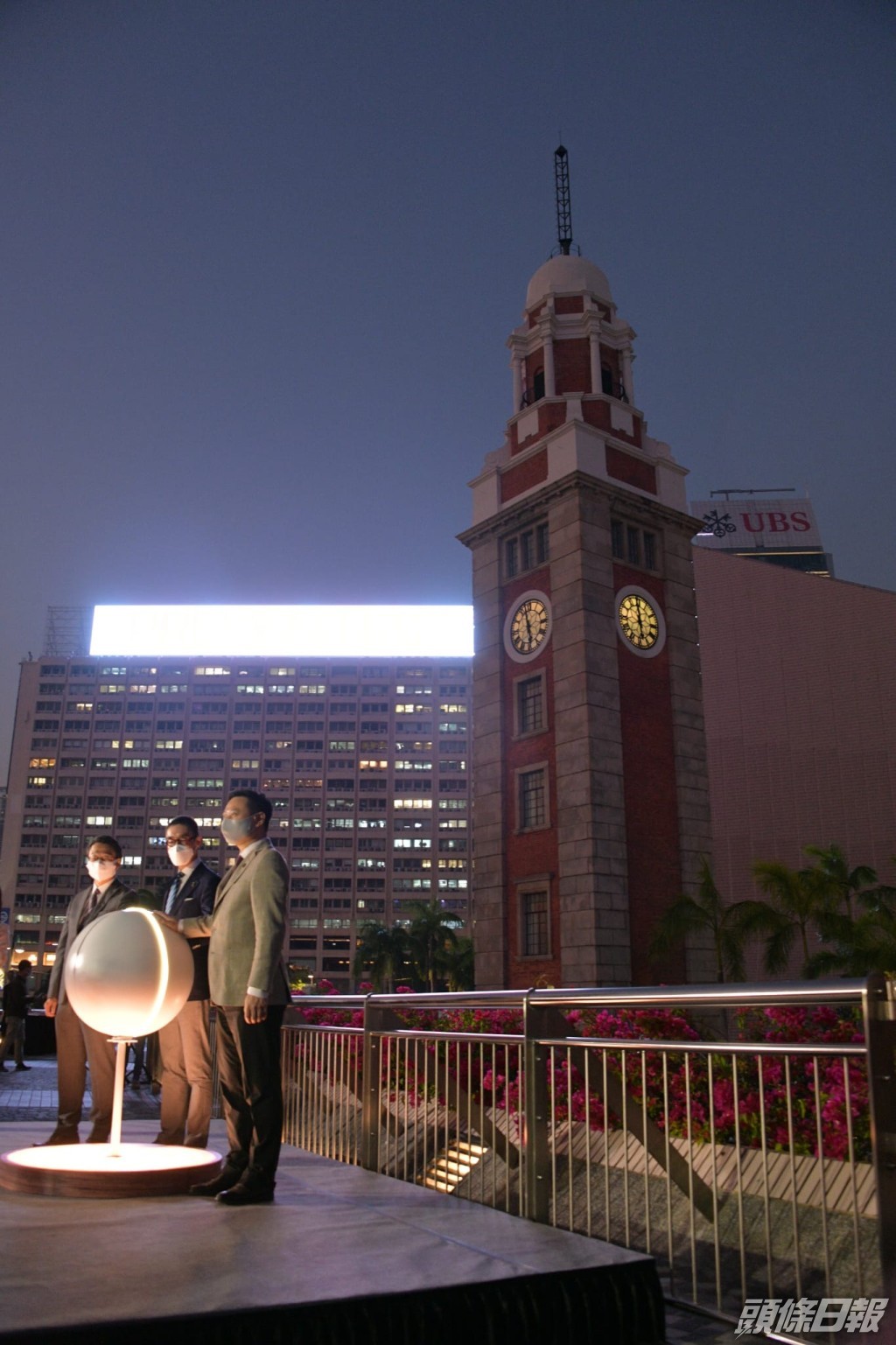 為慶祝尖沙嘴鐘樓鳴鐘100周年，康文署在香港文化中心廣場觀景台舉行「百載鐘鳴——前九廣鐵路鐘樓銅鐘鐘聲啓動典禮」。