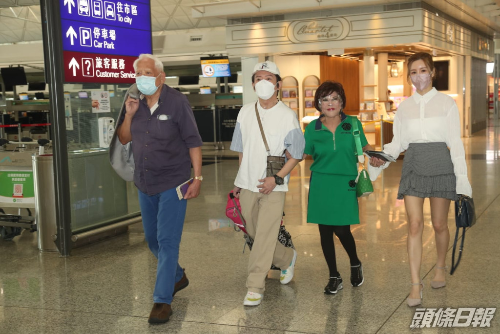 黃夏蕙同老公潘炳烈今日離開香港，準備飛去美國過新生活。