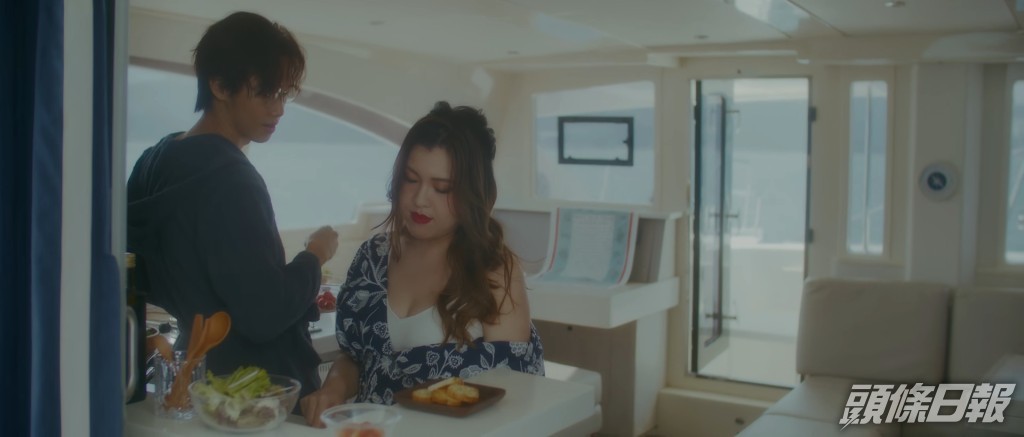 在遊艇上談情。