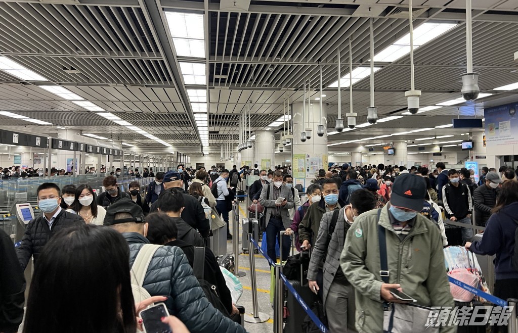 大批市民在通關後北上。資料圖片