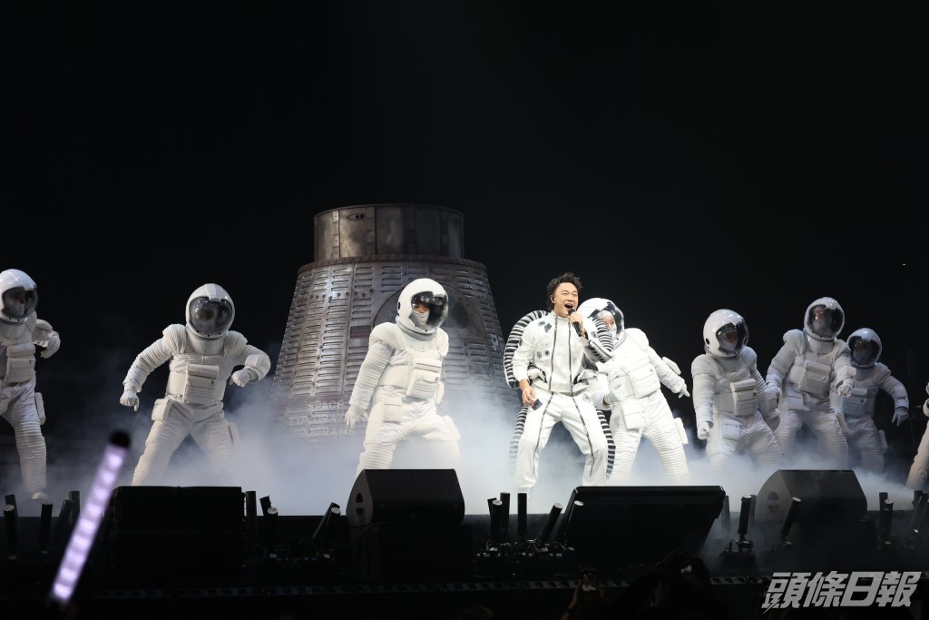 陳奕迅一身太空人裝現身。