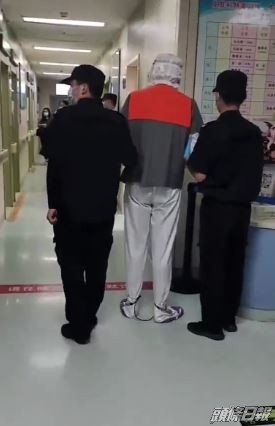 去年9月瘋傳一張被指是吳亦凡被押去醫院的相片。